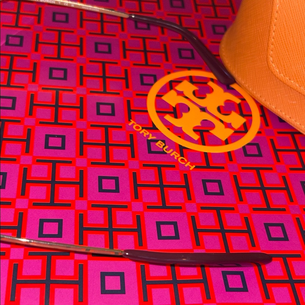 Beautiful Tory Burch Oversized Sunnies w/
metal and stunning purple accents 🩷 - Picture 7 of 16